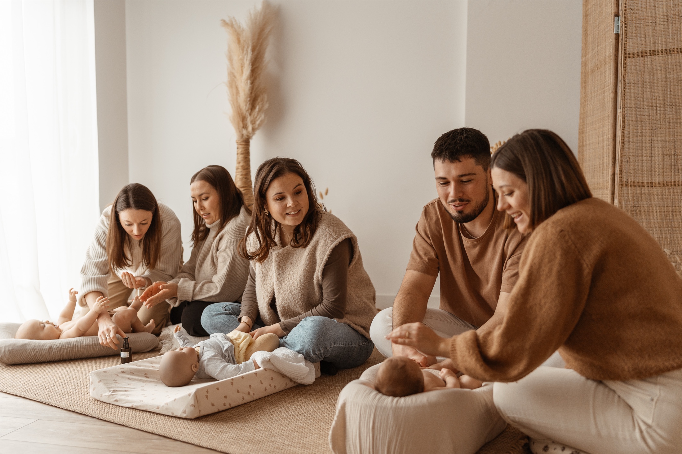 Atelier collectif de massage bébé animé par Morgane Ballot auprès de plusieurs familles