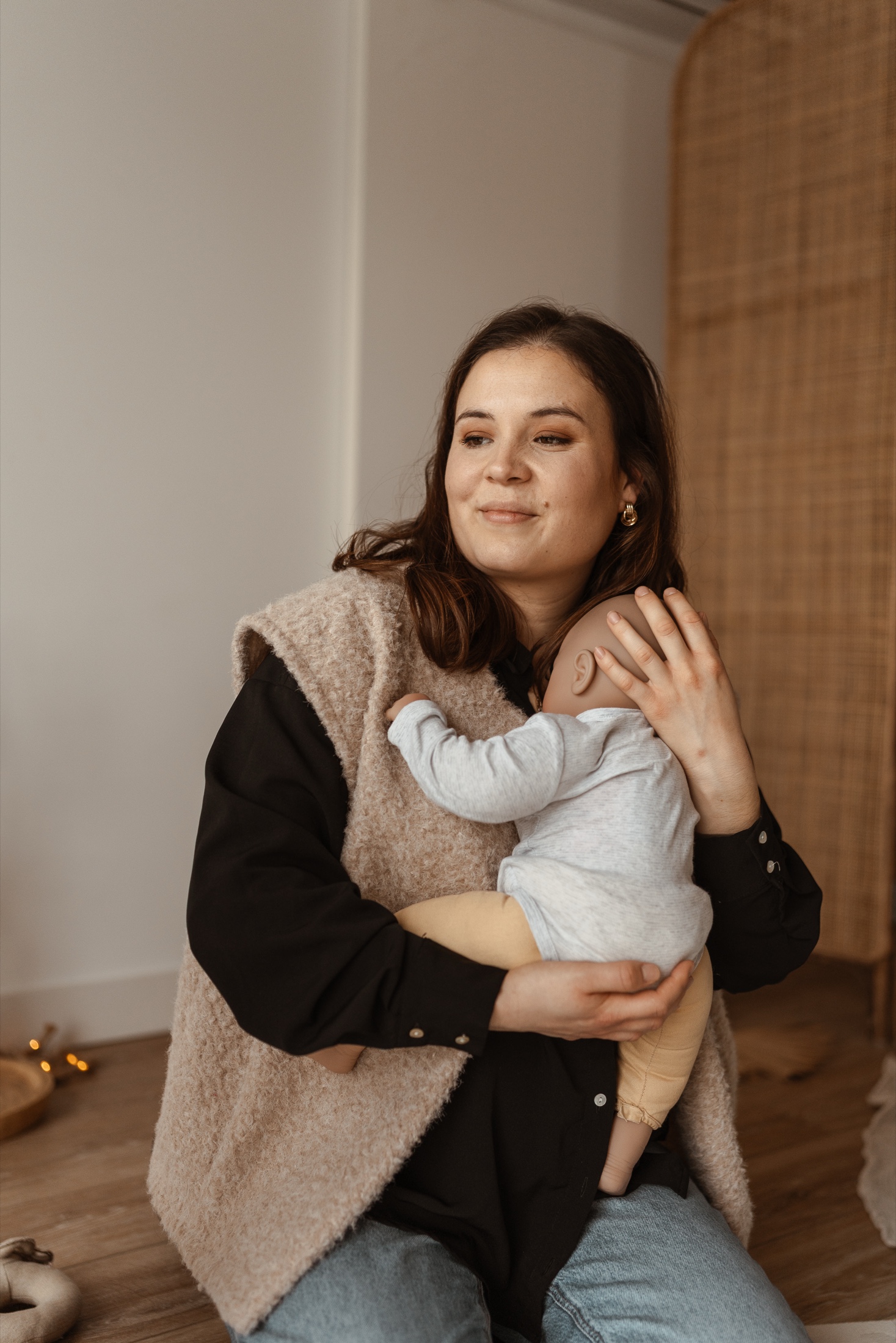 Morgane Ballot montrant un portage bébé contre l'épaule