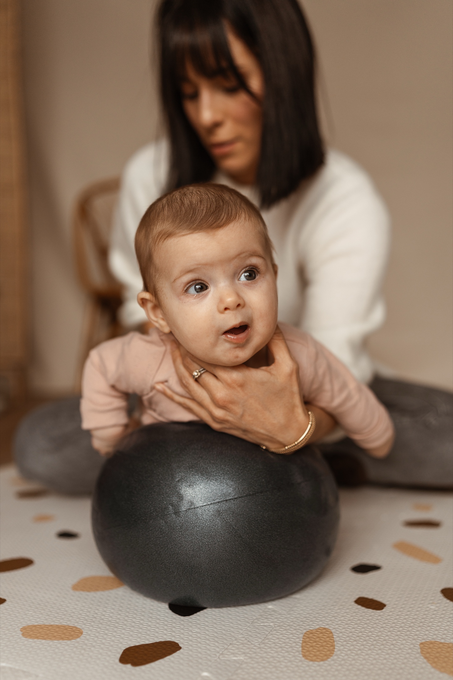 Séance de baby yoga : mouvements doux pour accompagner le développement de bébé