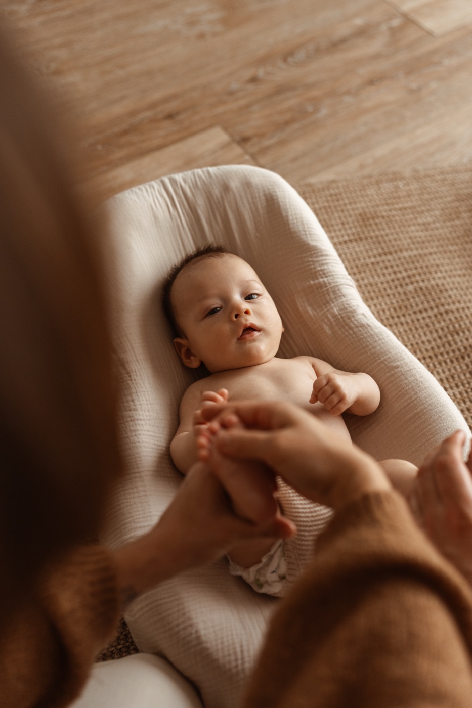 Bébé emmailloté et détendu pendant un Bain des Merveilles à domicile