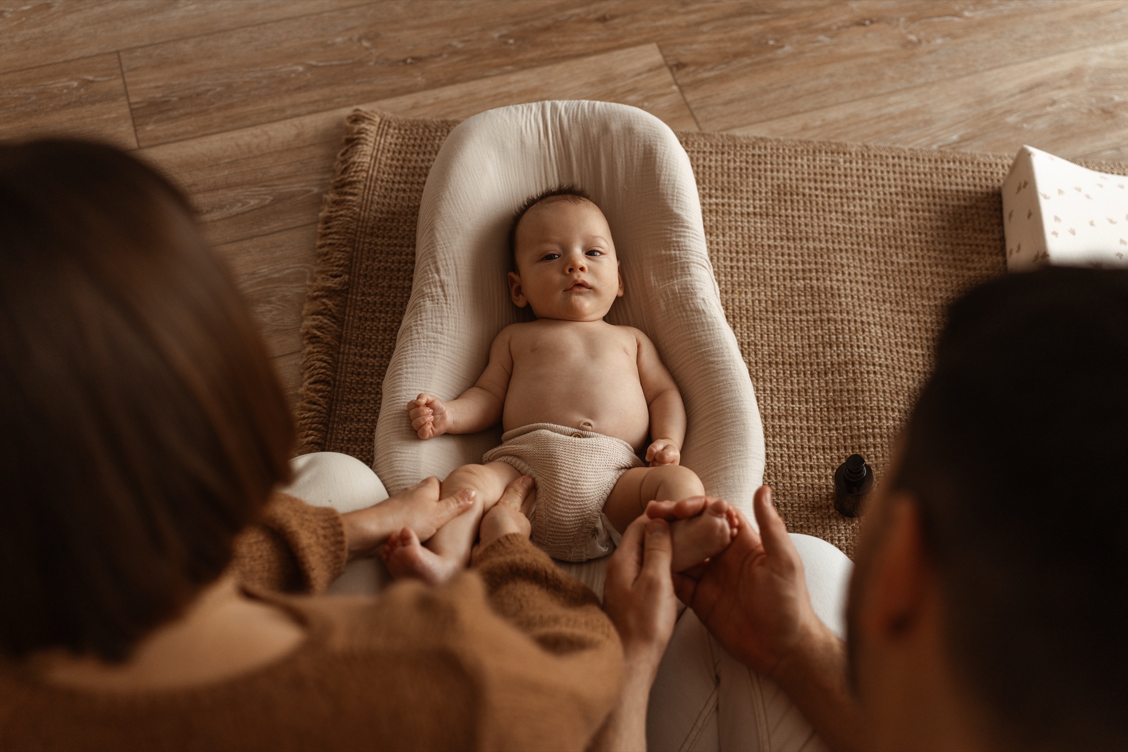 Parent massant son bébé lors d'un atelier de massage bébé à domicile