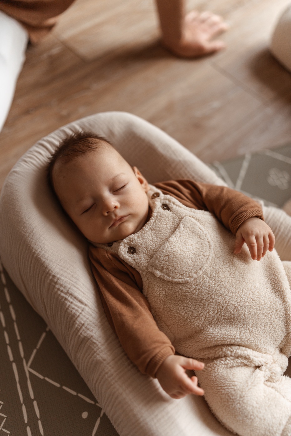 Bébé endormi paisiblement dans son lit