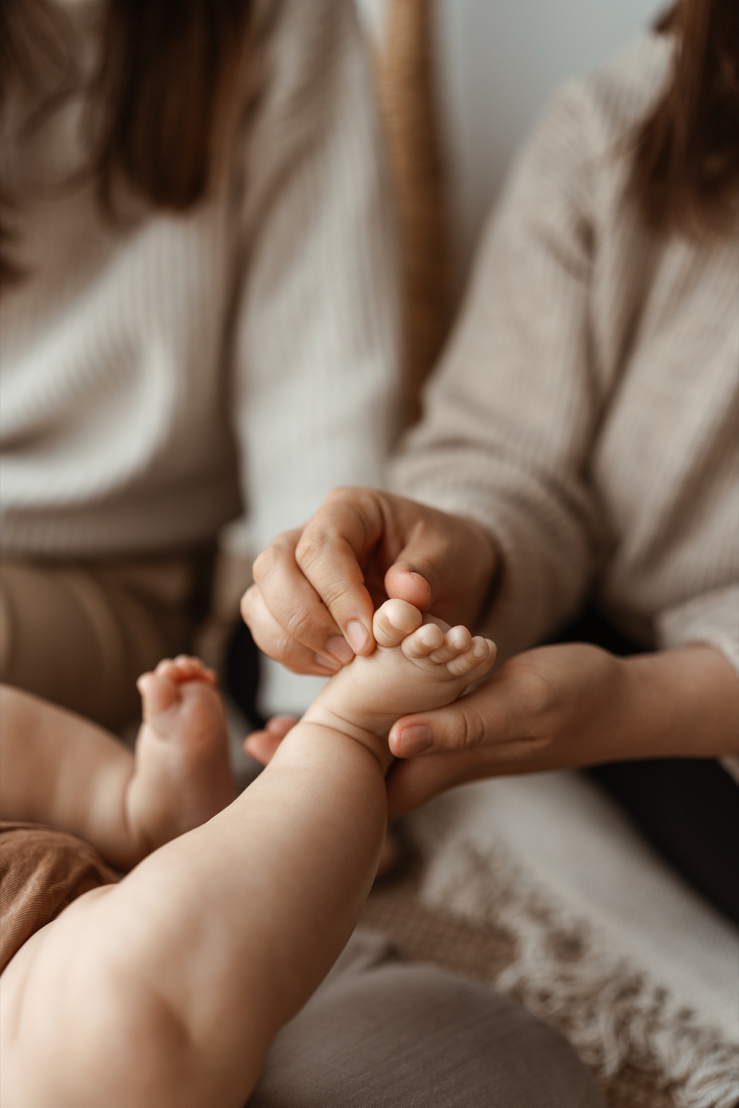 Réflexologie plantaire bébé : pressions douces sur le pied du nourrisson